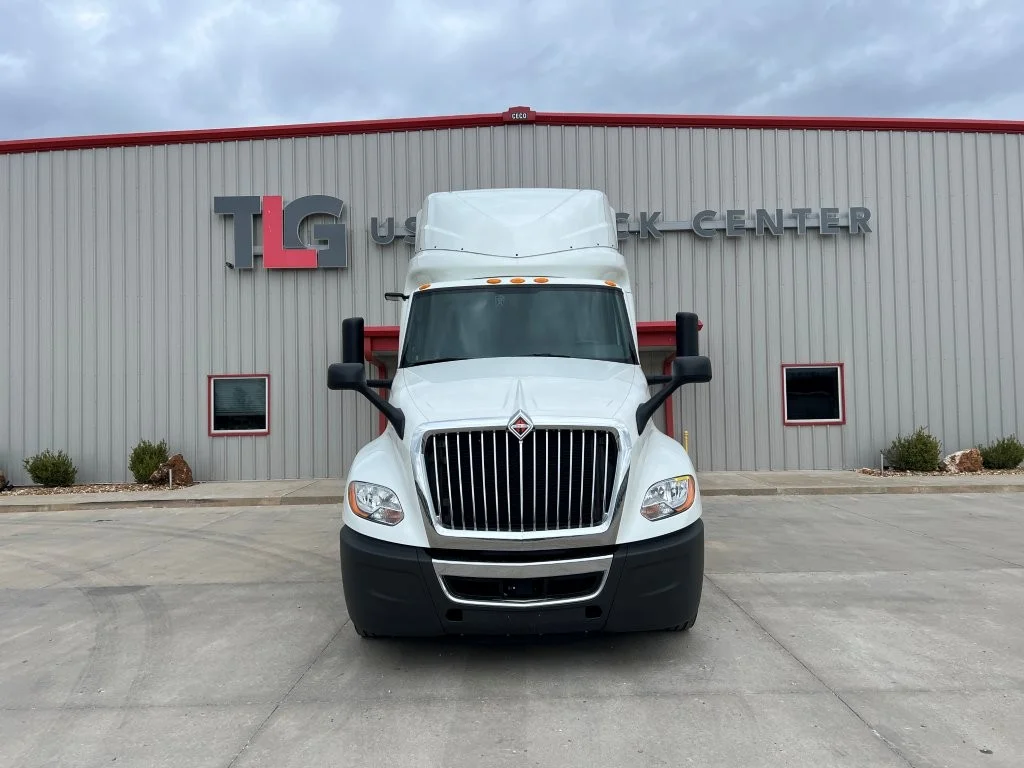 2022 International LT - image 4