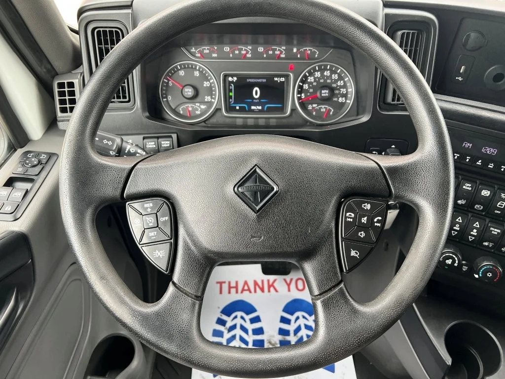 2022 International LT - image 11