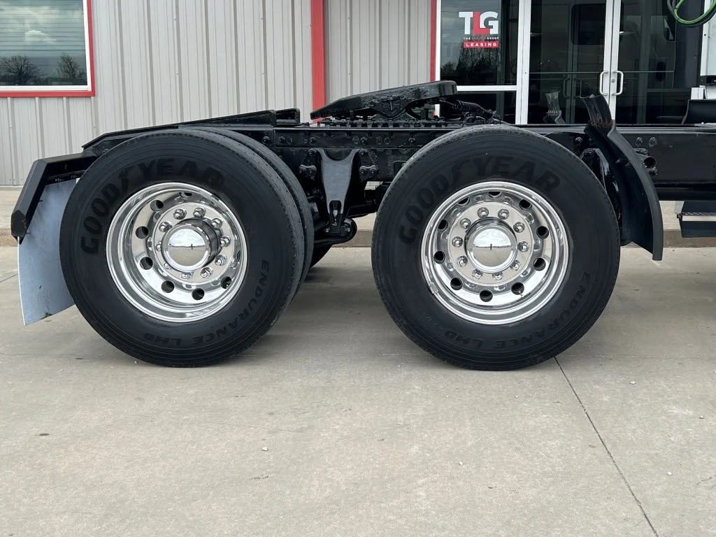 2022 International LT - image 7