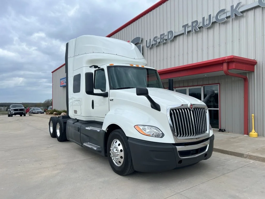 2022 International LT - image 2