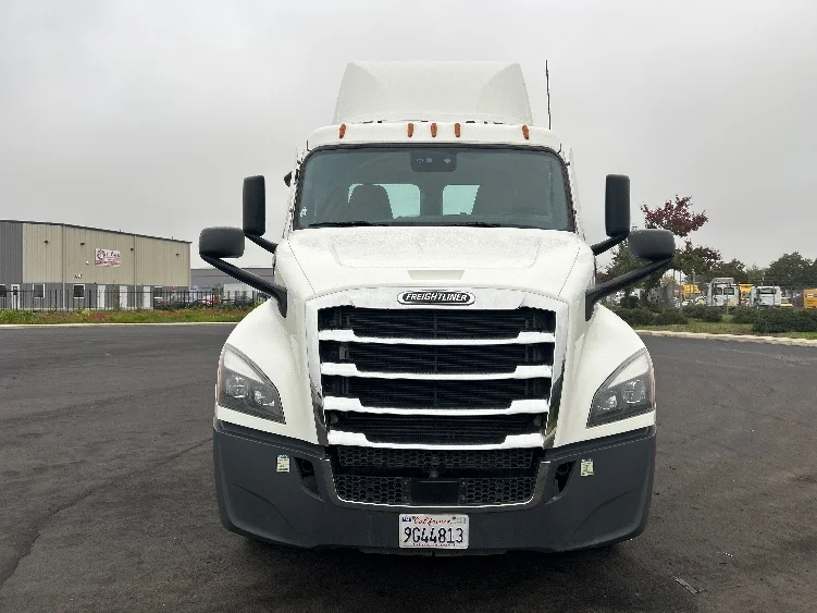 2022 Freightliner Cascadia - image 2