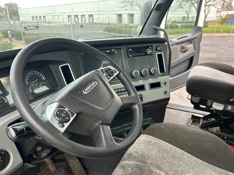2022 Freightliner Cascadia - image 10