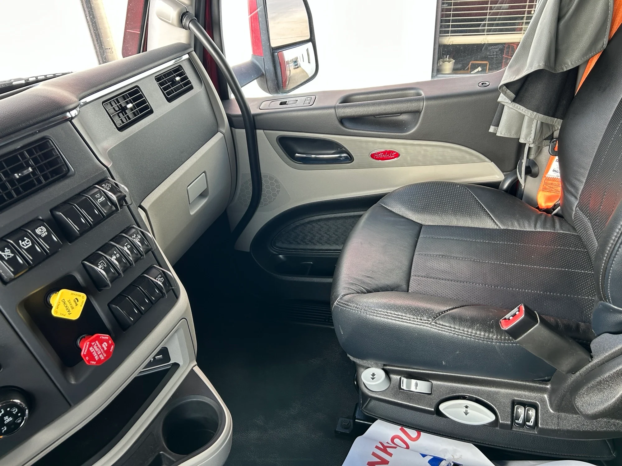 2023 Peterbilt 579 - image 9