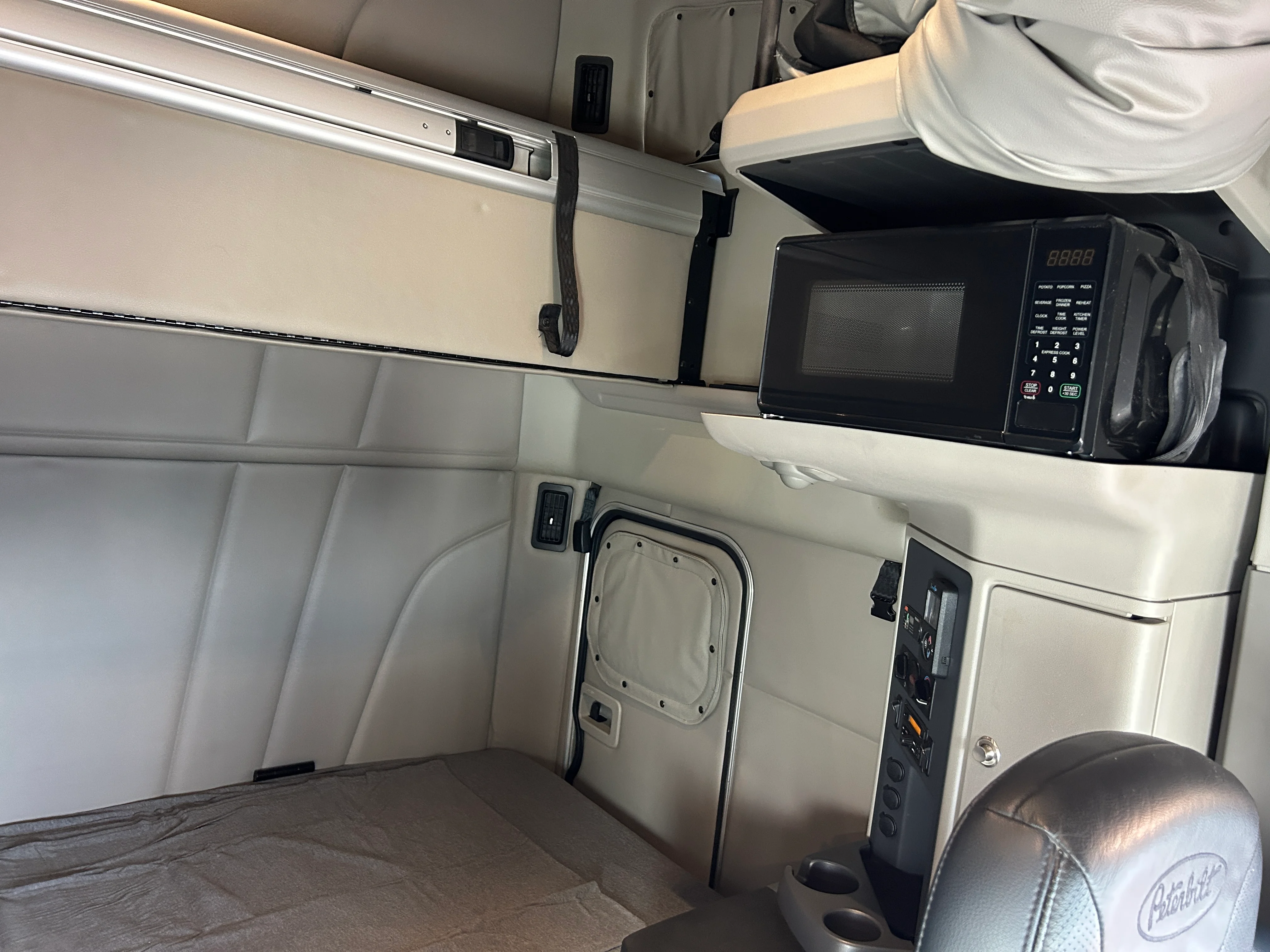 2023 Peterbilt 579 - image 15