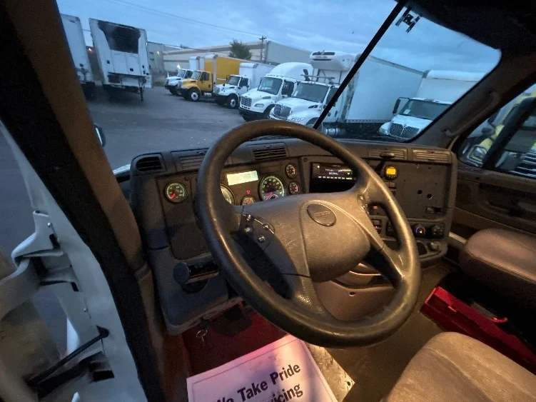 2017 Freightliner Cascadia - image 10