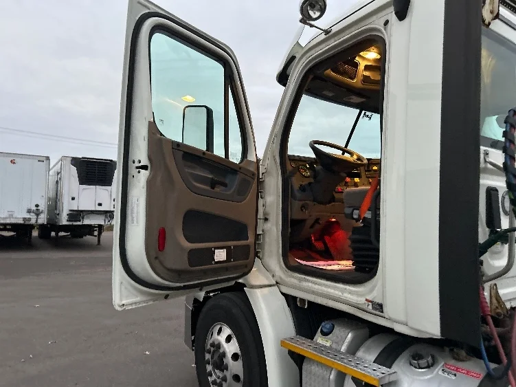 2017 Freightliner Cascadia - image 9