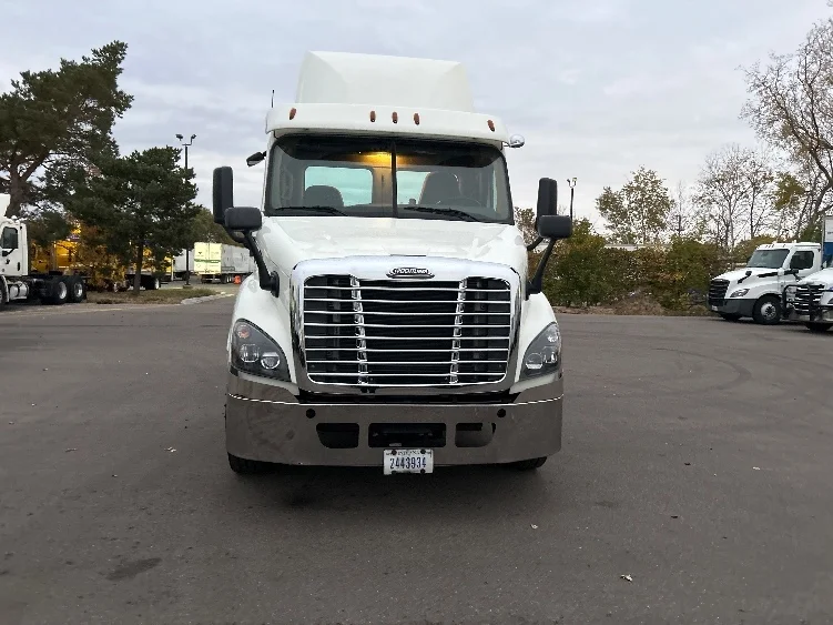 2017 Freightliner Cascadia - image 2