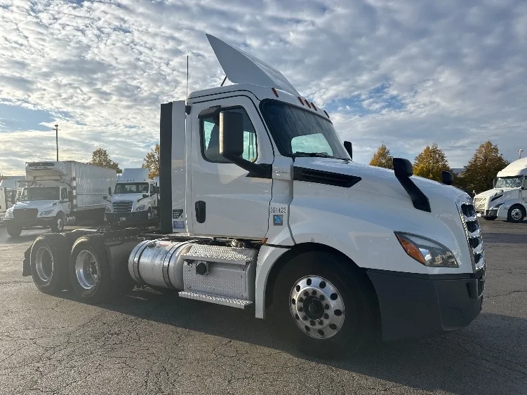 2020 Freightliner Cascadia in Chicago (Melrose Park), IL — photo 3