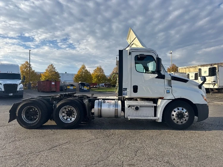 2020 Freightliner Cascadia in Chicago (Melrose Park), IL — photo 4