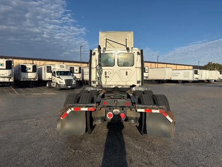 2020 Freightliner Cascadia in Chicago (Melrose Park), IL — photo 6
