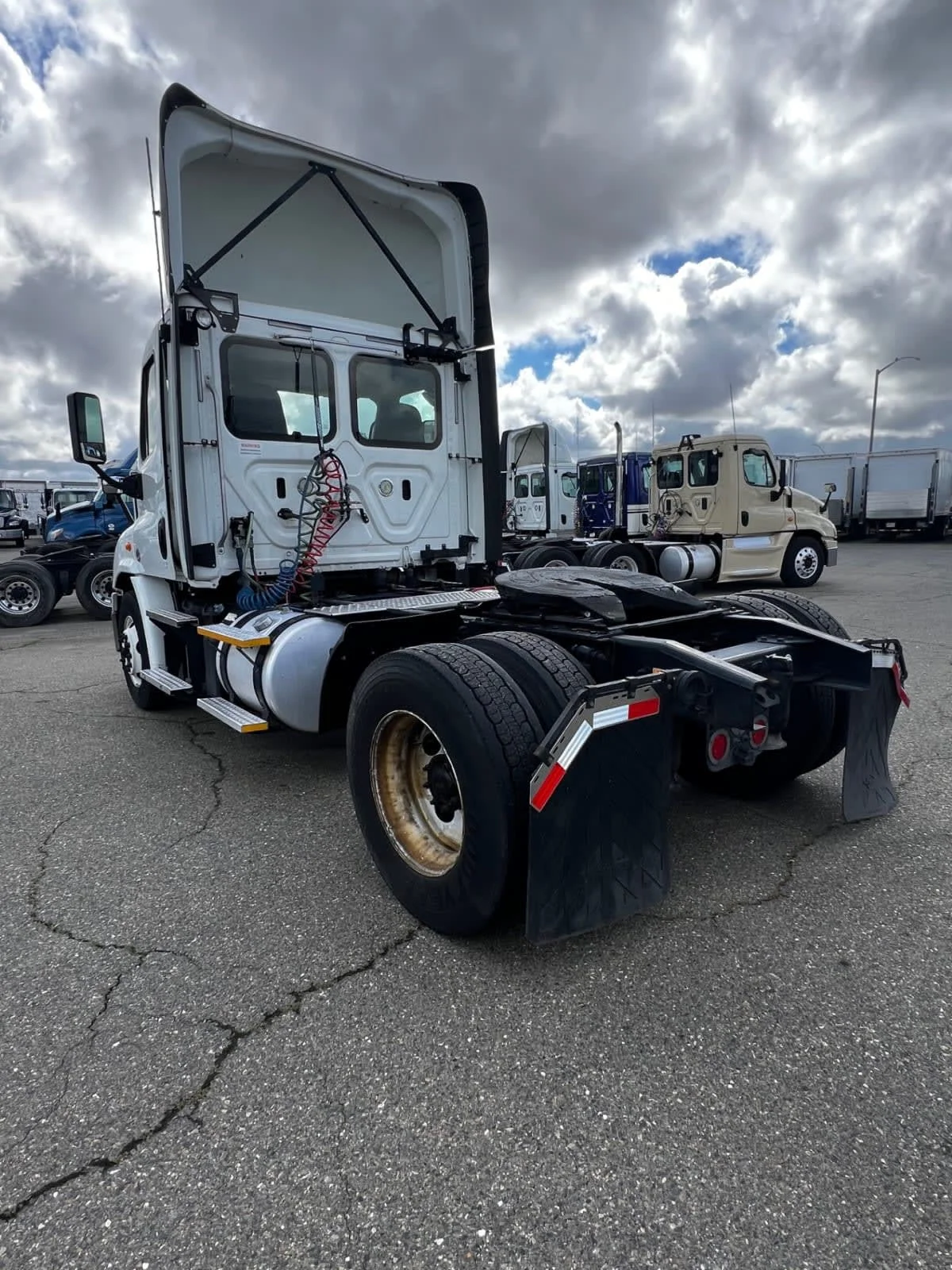 2018 Freightliner Cascadia - image 6