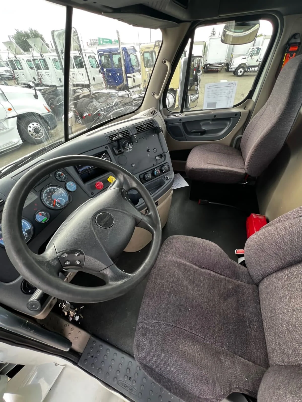 2018 Freightliner Cascadia - image 7