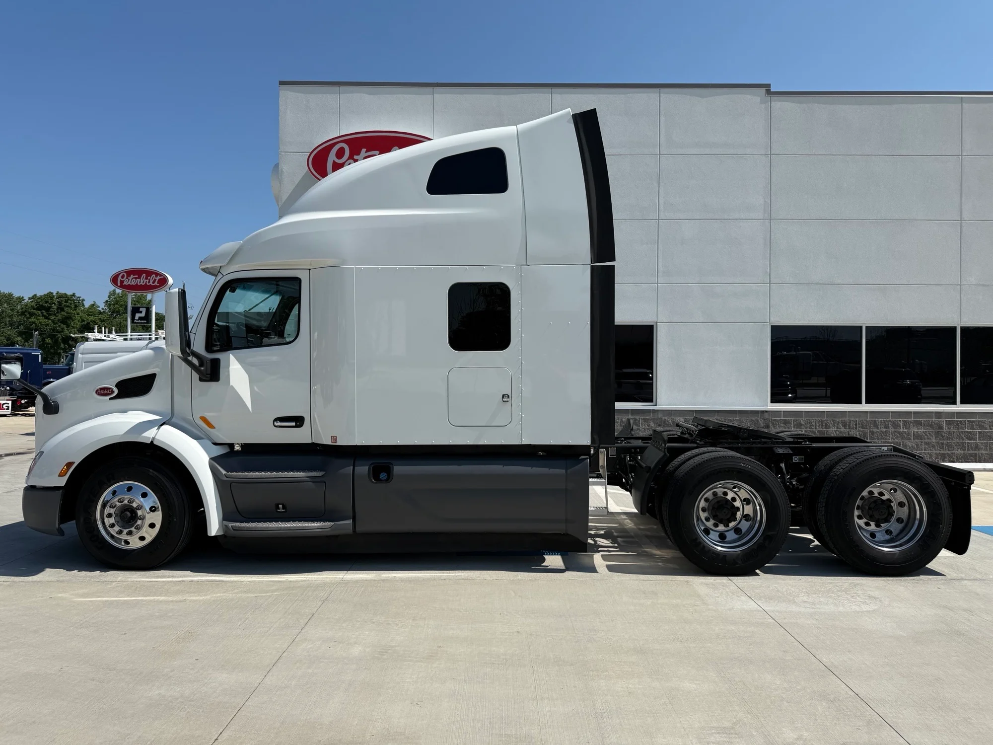 2021 Peterbilt 579 - image 2