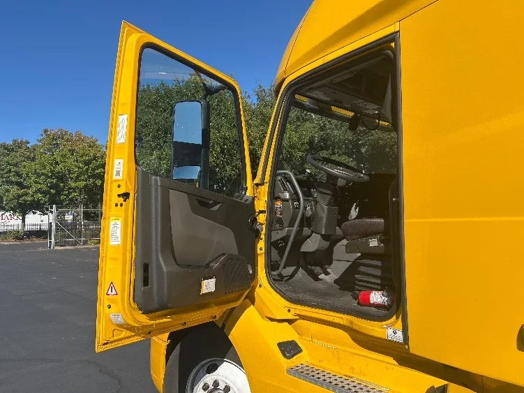 2022 Volvo VNL 760 - image 9