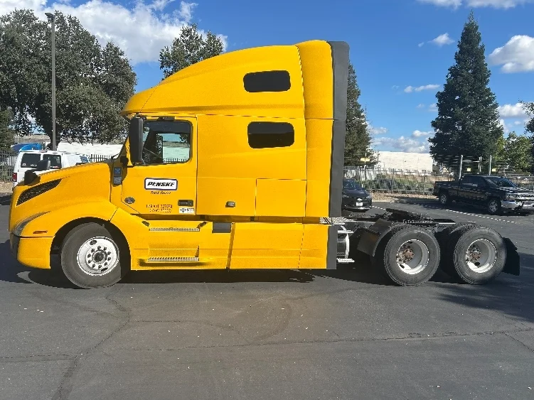 2022 Volvo VNL 760 - image 4