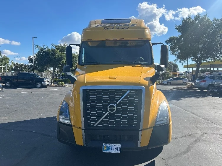2022 Volvo VNL 760 - image 2