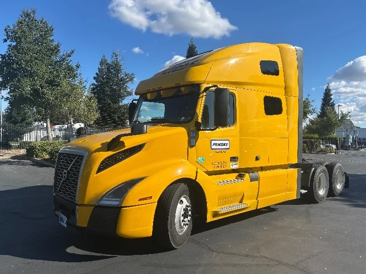 2022 Volvo VNL 760 - image 3