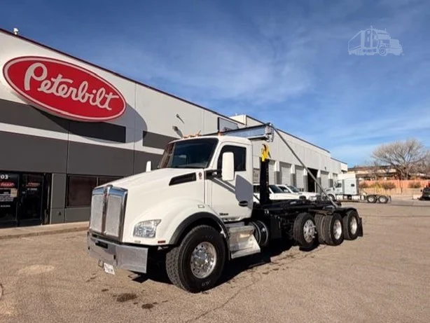 2017 Kenworth T880 - image 1