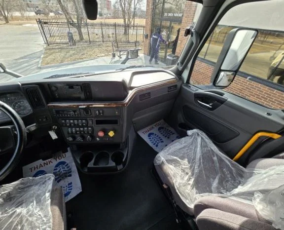 2021 International LT - image 1