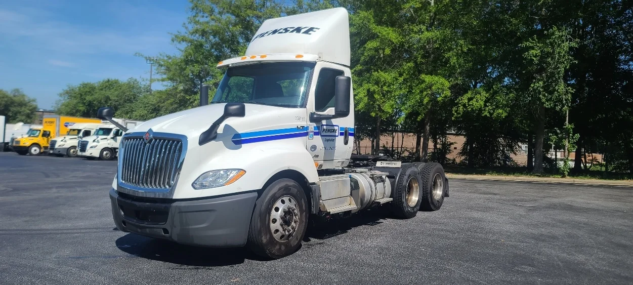 2019 International LT - image 3