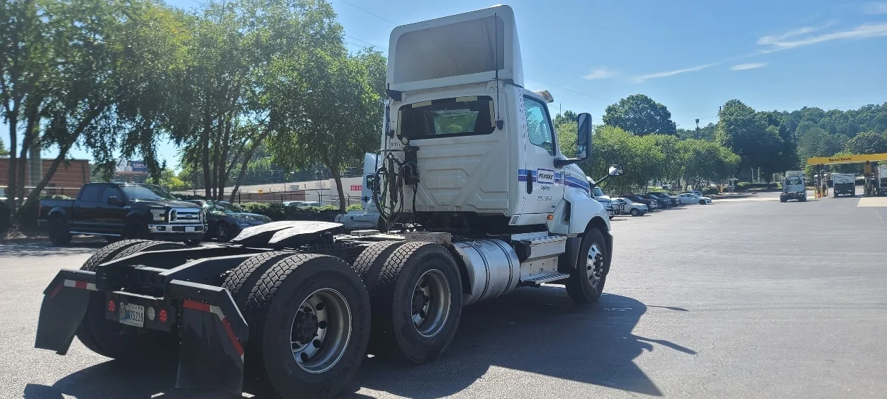 2019 International LT - image 7