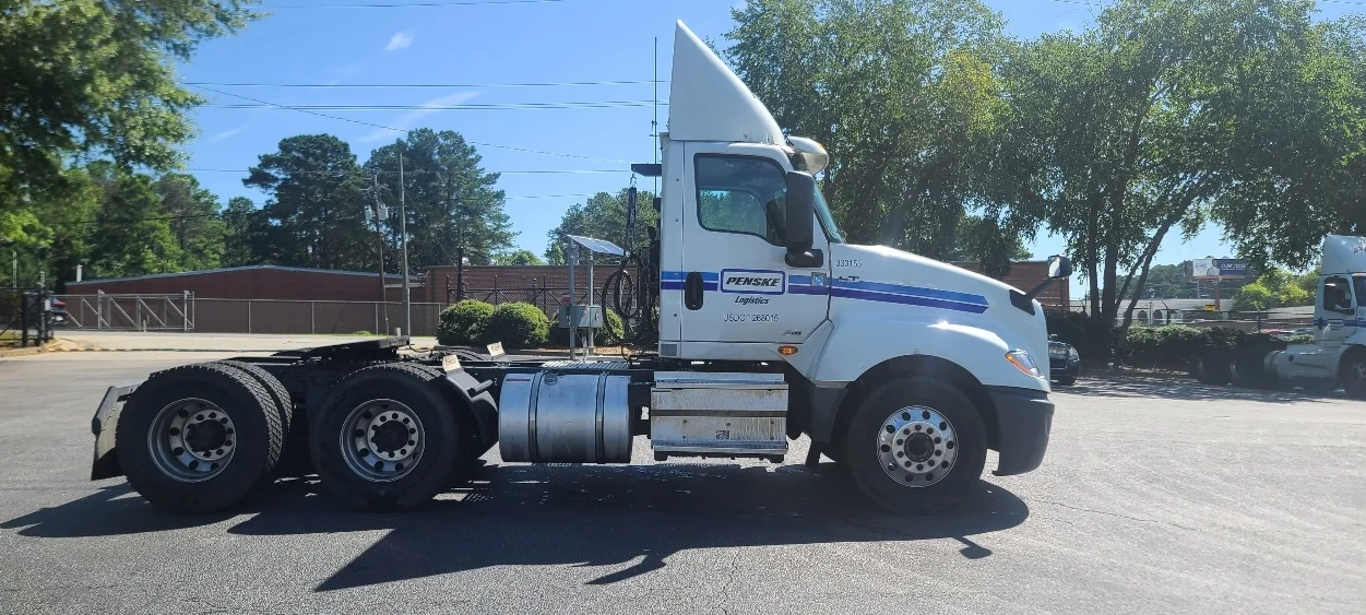 2019 International LT - image 8