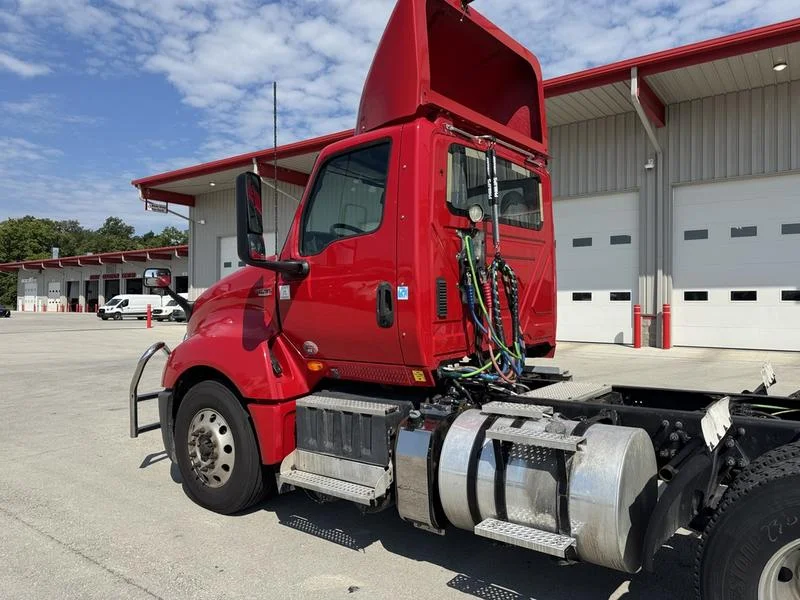 2018 International LT - image 5