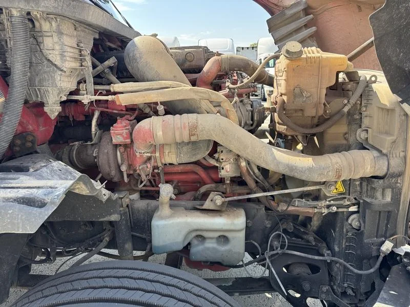 2018 International LT - image 12