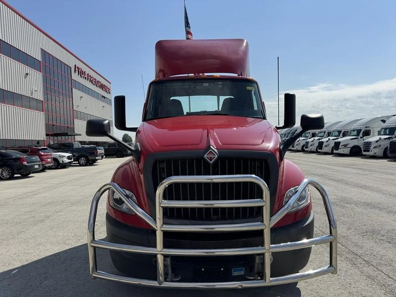 2018 International LT - image 11