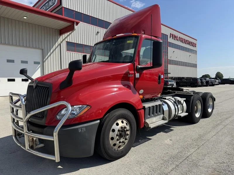 2018 International LT - image 2