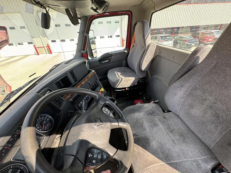 2018 International LT - image 15