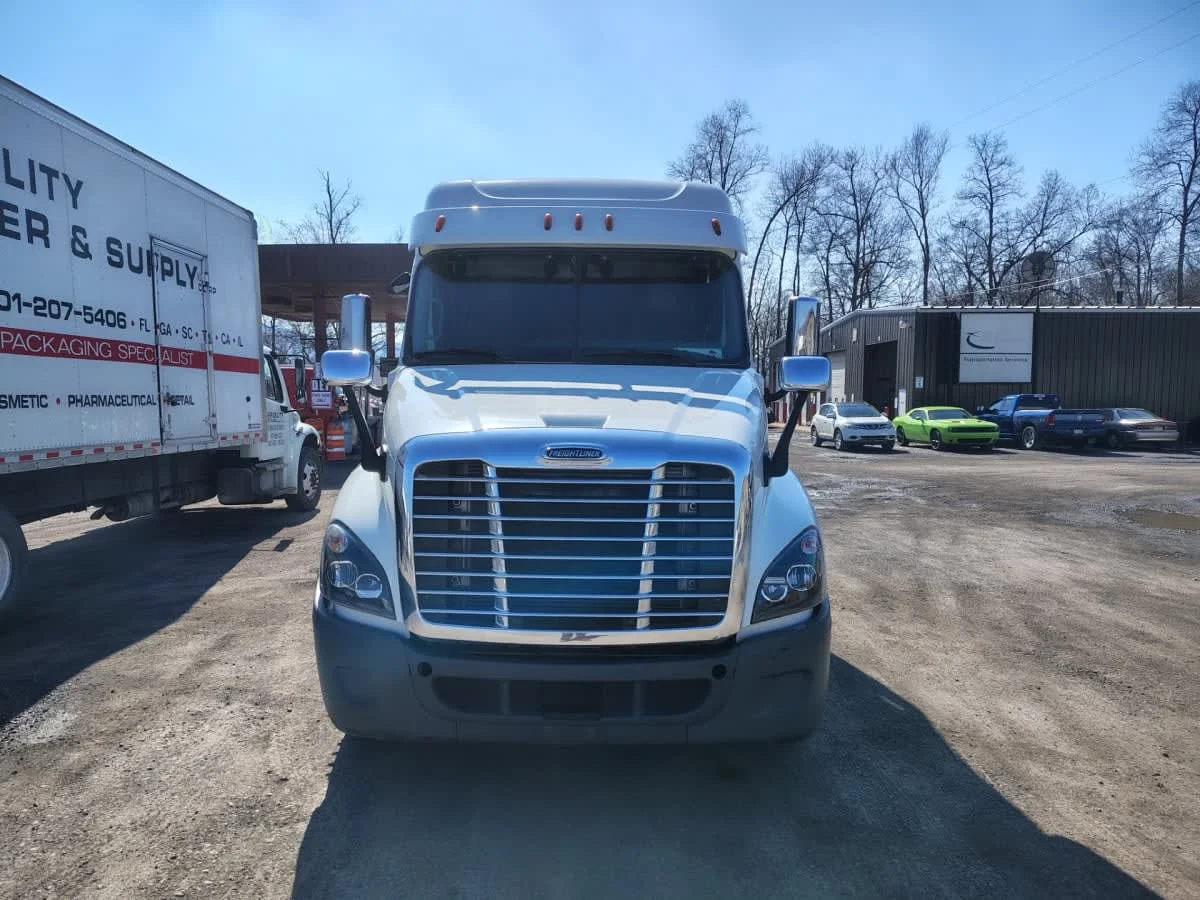 2020 Freightliner Cascadia - image 2