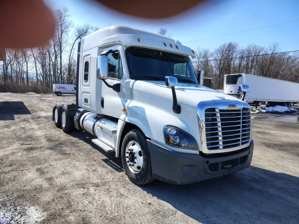 2020 Freightliner Cascadia - image 3