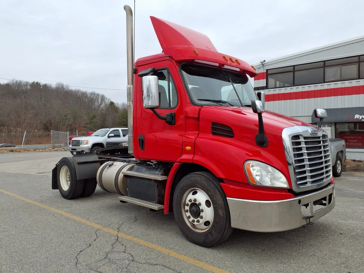 2019 Freightliner Cascadia - image 3