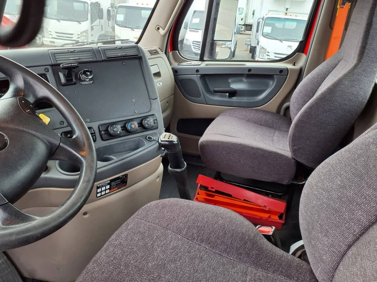 2019 Freightliner Cascadia - image 7