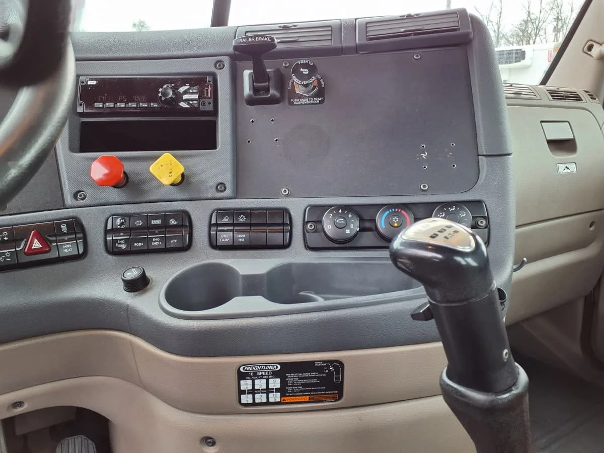 2019 Freightliner Cascadia - image 10
