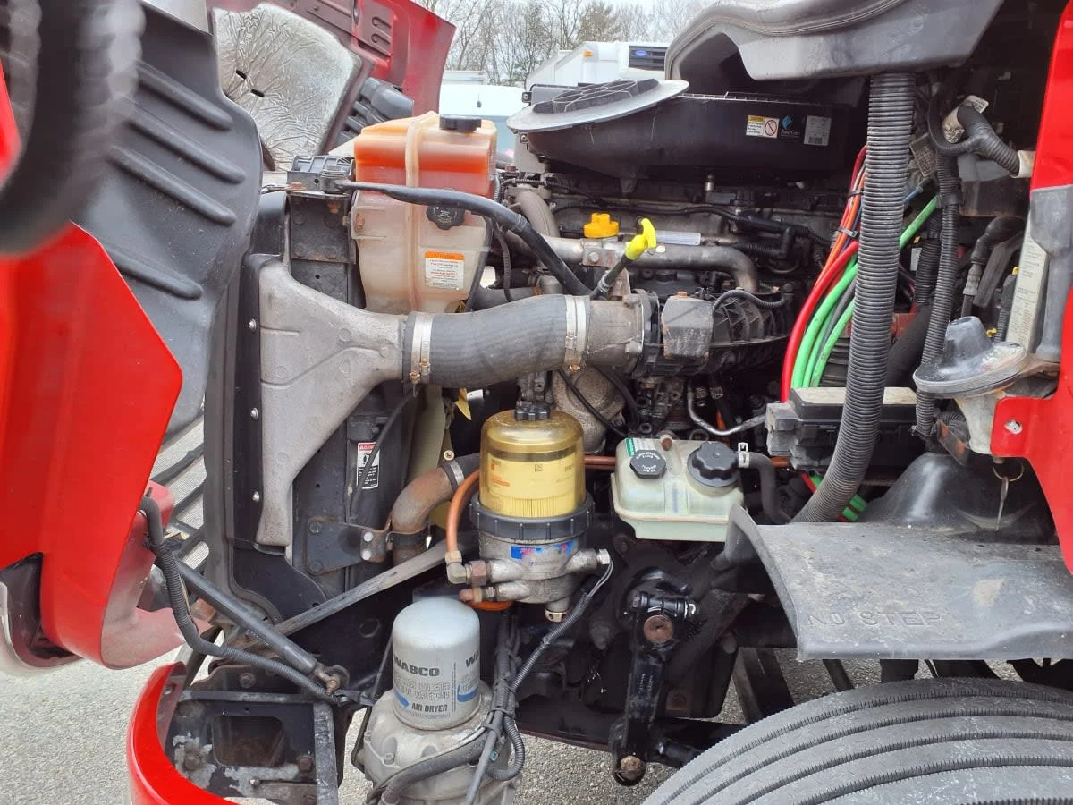 2019 Freightliner Cascadia - image 8