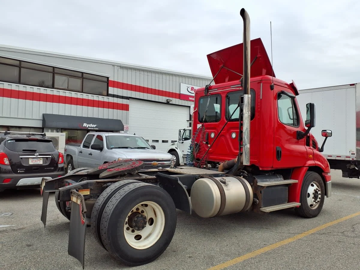 2019 Freightliner Cascadia in Salisbury, MA — photo 4