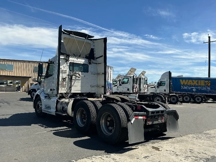 2019 Volvo VNL 300 - image 5