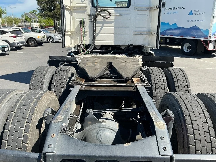 2019 Volvo VNL 300 - image 6