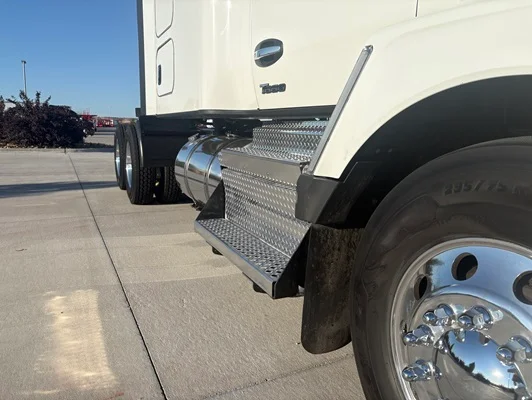 2023 Kenworth T680 in Englewood, CO — photo 9