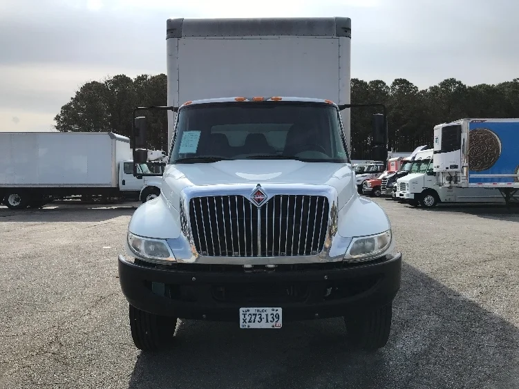 2018 International 4300 - image 2