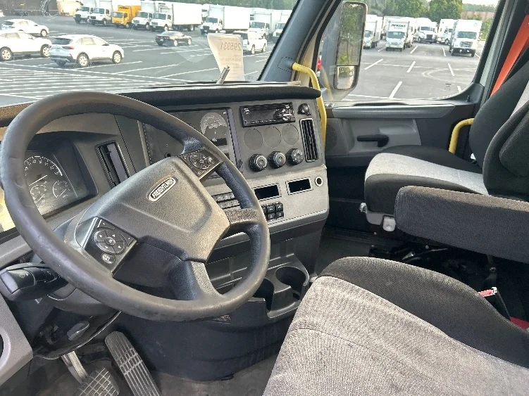 2020 Freightliner Cascadia in Forest Park, GA — photo 10