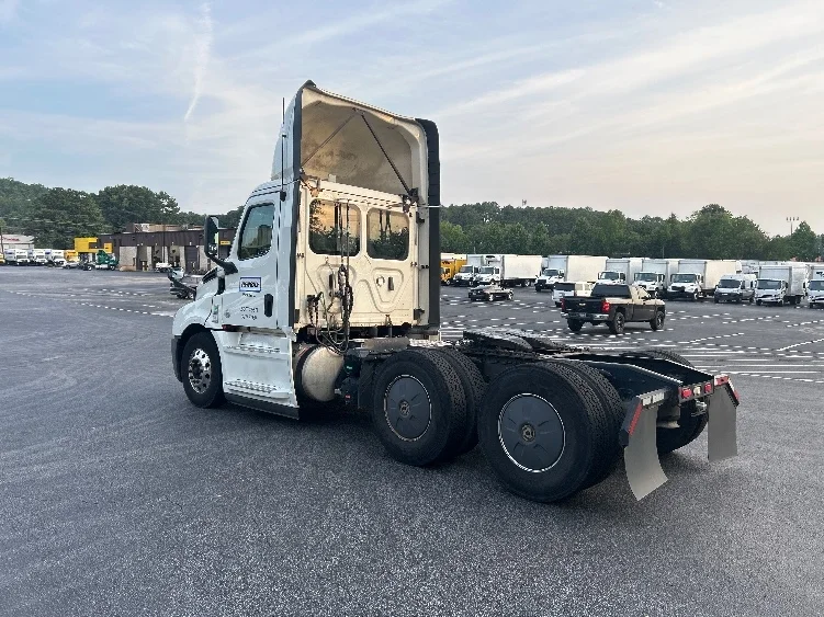 2020 Freightliner Cascadia in Forest Park, GA — photo 5