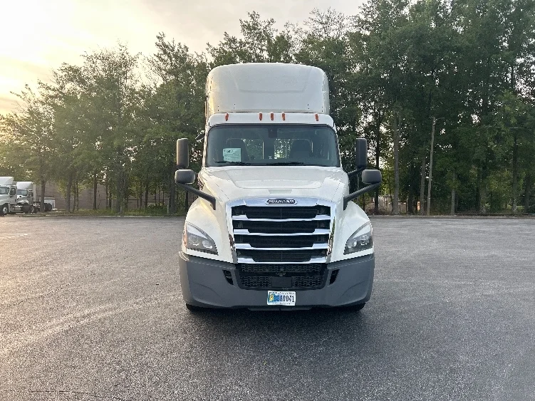 2020 Freightliner Cascadia in Forest Park, GA — photo 2