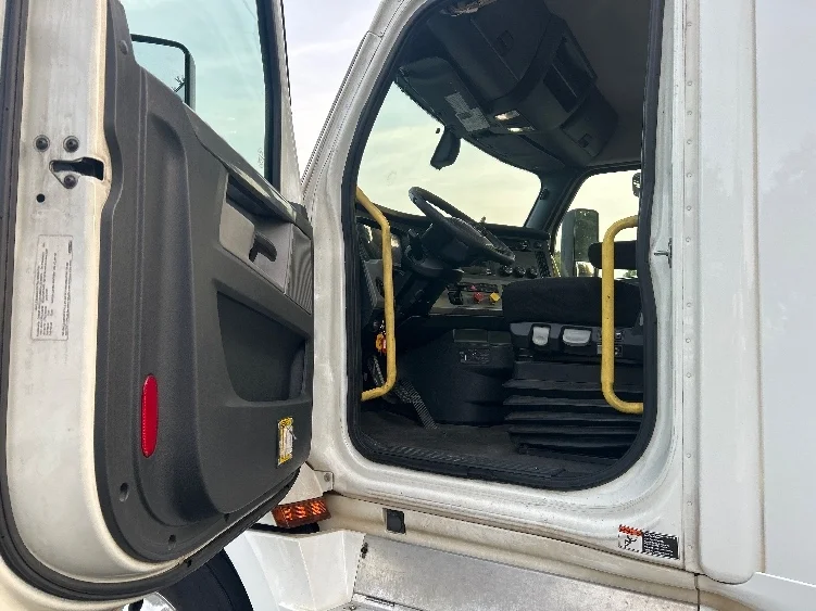 2020 Freightliner Cascadia in Forest Park, GA — photo 9