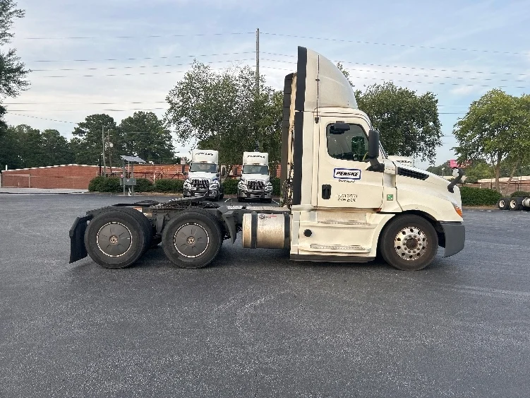 2020 Freightliner Cascadia in Forest Park, GA — photo 8