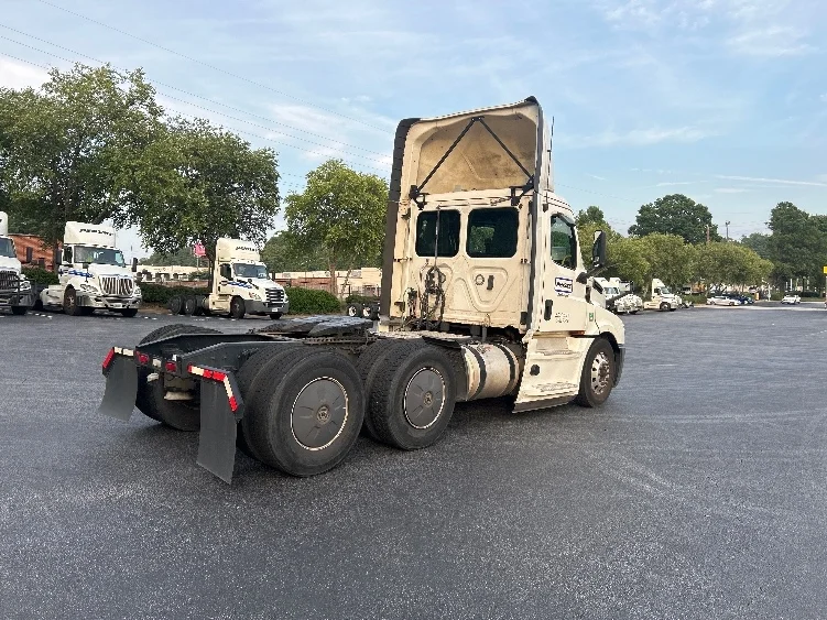 2020 Freightliner Cascadia in Forest Park, GA — photo 7