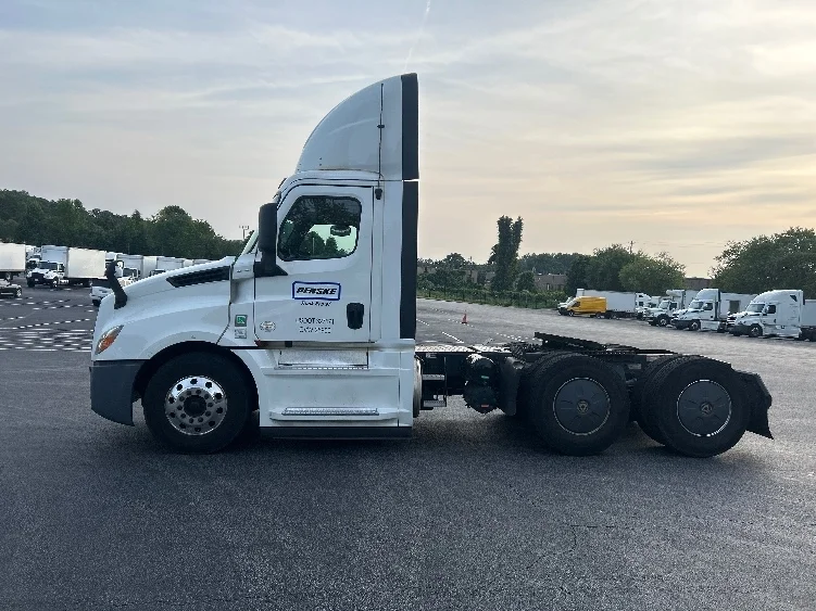 2020 Freightliner Cascadia in Forest Park, GA — photo 4