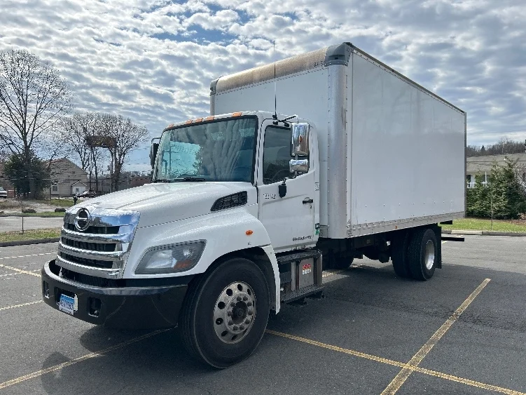 2018 Hino 338 - image 3